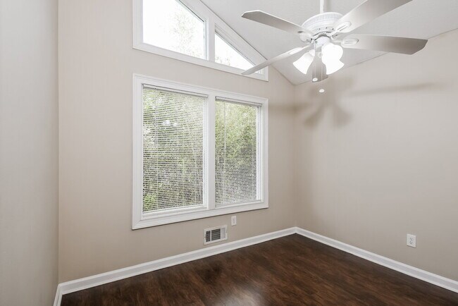 Building Photo - 185 Castleair Ct NE