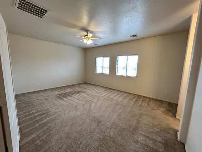 Building Photo - Large 3 Bed / 2 Bath Home with Sparkling P...