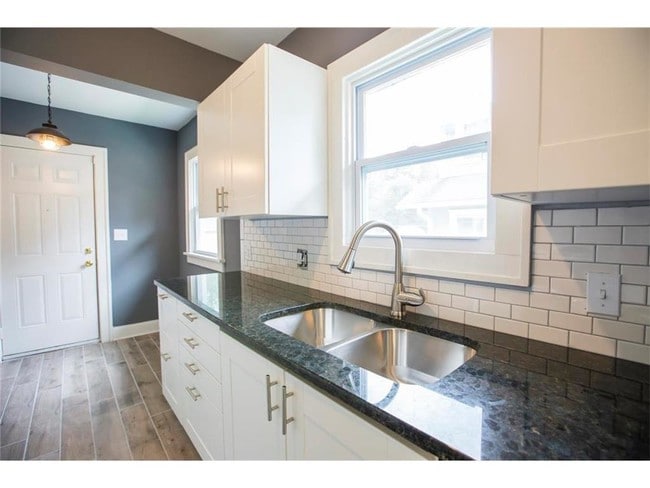 Building Photo - 5919 Kenwood Ave