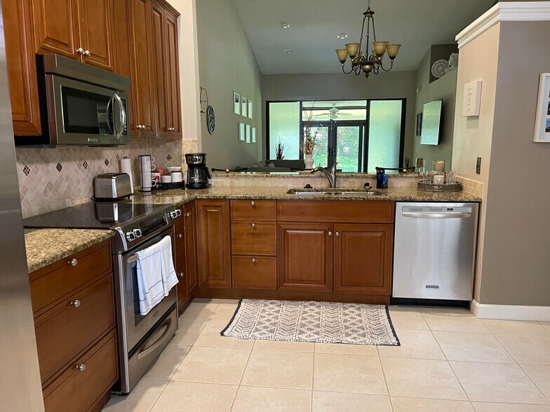 Kitchen - 7942 Lexington Club Blvd