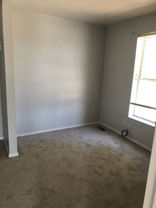 Building Photo - MM-36 W Main