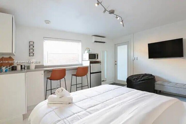 Building Photo - 1100 NE 1st Ave.