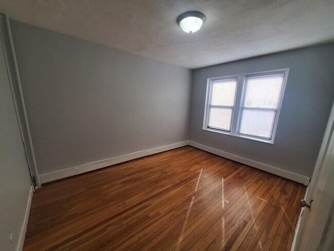 Building Photo - 10 Abbotsford St