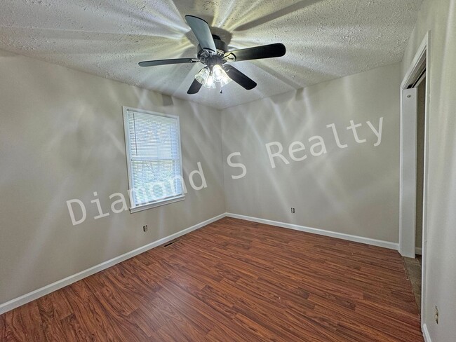 Building Photo - Cute 3 bedroom Home Available Now!