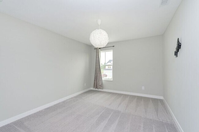 Building Photo - Like New 5 Bedroom 3 Full Bath With Fenced...