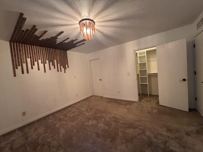 Building Photo - 1016 E Cottonwood Dr