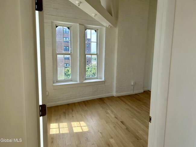 Building Photo - 155 River St