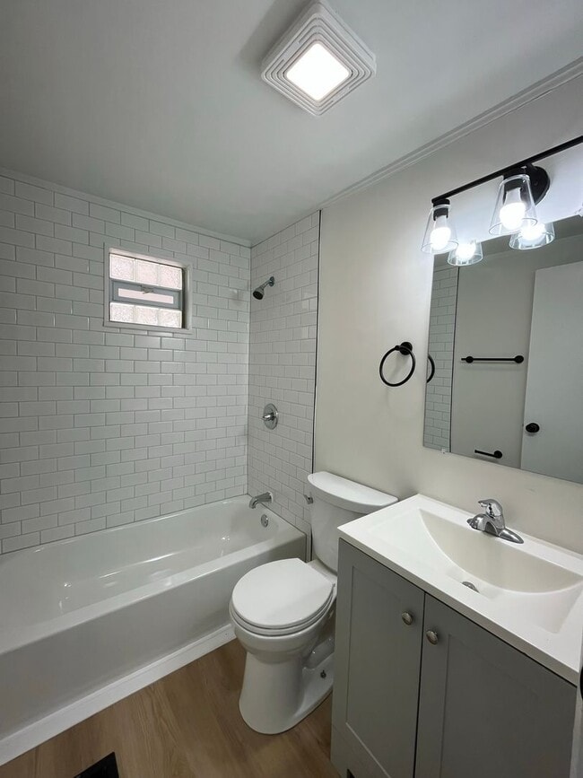 Building Photo - Newly Renovated 3 Bedroom, 2 Bathroom Home