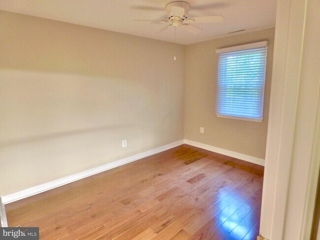 Building Photo - 416 Center St S