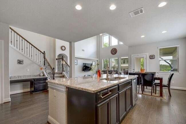 Building Photo - 5813 Viejo Dr
