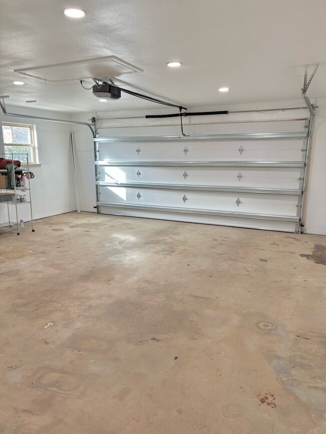 Building Photo - 2121 Oakstream Ave