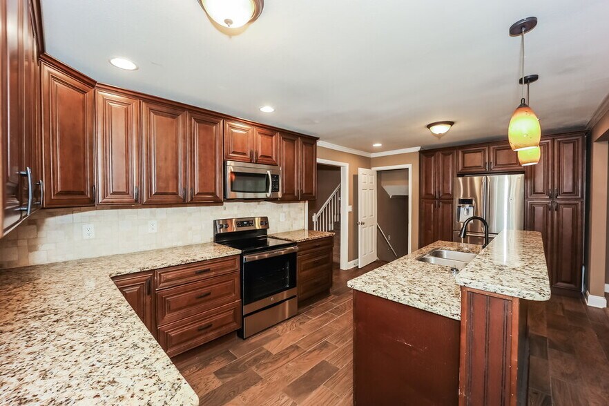Building Photo - 395 Magmar Ln