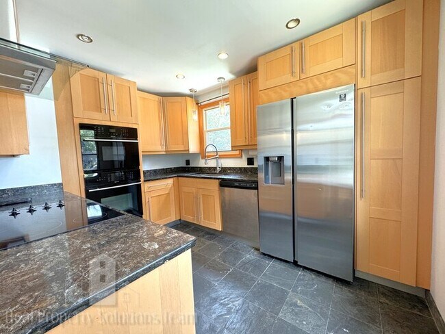 Building Photo - Beautiful home in Clintonville