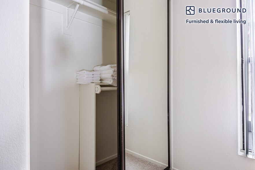 Building Photo - 10983 Bluffside Dr