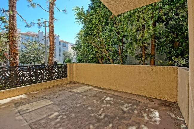 Building Photo - **Move in Special $1000 Off Third Months Rent** Remodeled Corner 3+2 Unit with Luxury Finishes Ne...