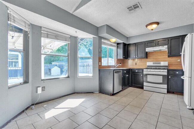 Building Photo - 5000 Fontenay Dr