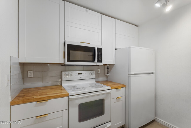 Building Photo - 625 S Westwood
