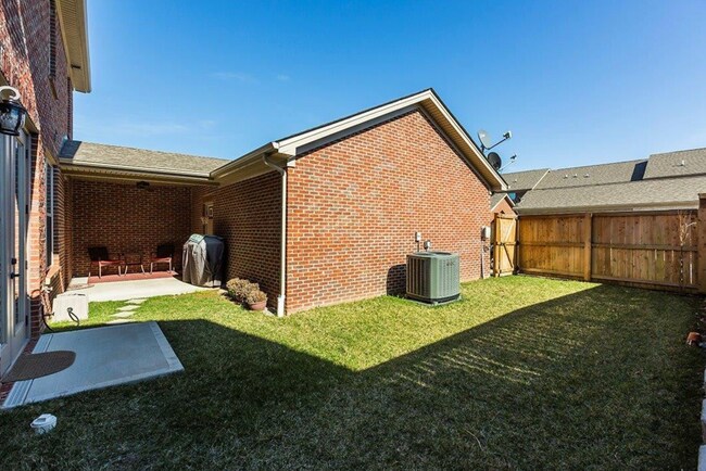 Building Photo - Beautiful corner-lot townhome in the heart of Beaumont Park