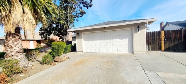Building Photo - Adorable Single Story home with 3 bedroom and 2 bath