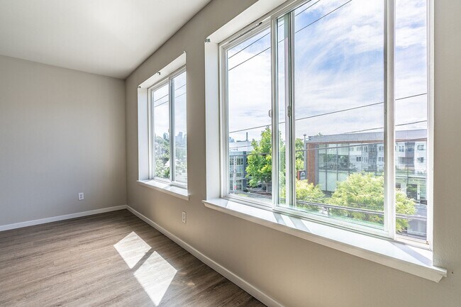 Interior Photo - 1800 Eastlake Apts (Scenic)