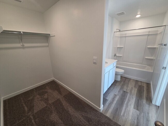 Building Photo - Discover Your Washington Dream Home!