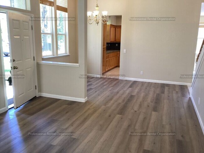 Building Photo - Large family home in desirable area