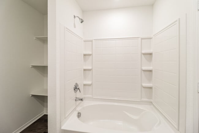 Building Photo - 47 10 Point Ln