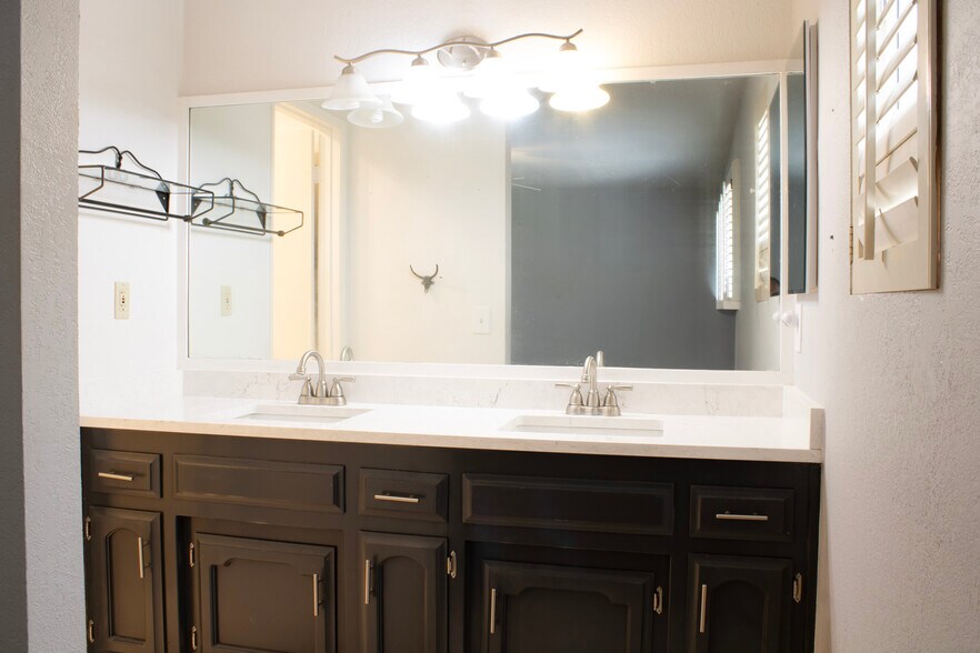 Primary bathroom - 651 Hill St
