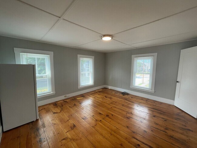 Building Photo - 21 Perley St