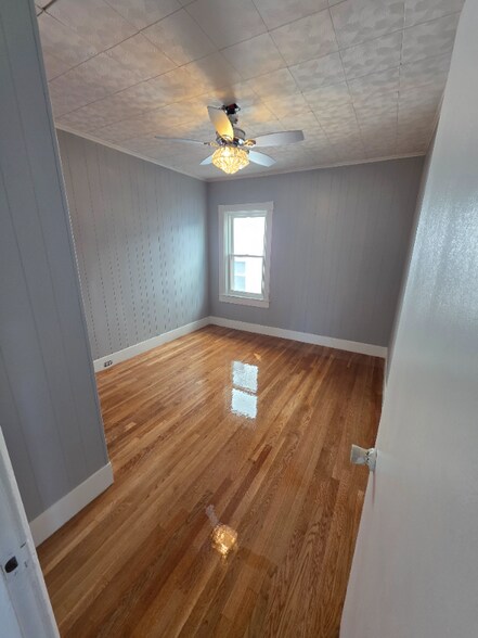 Building Photo - 11 Shamrock St