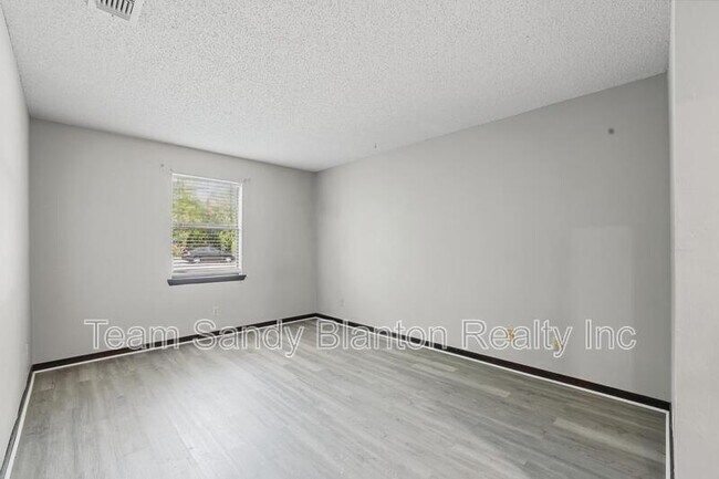 Building Photo - 455 Stara Cir