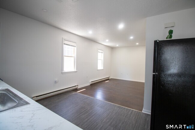 Building Photo - 12 Home St