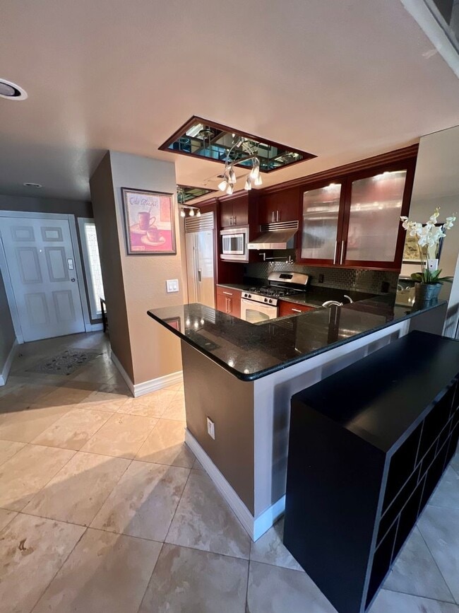 Building Photo - Fully furnished (Short Term Available) / Guard Gated / Walking Distance to LV Strip