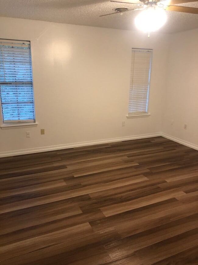 Building Photo - 110 Boxwood Pl N