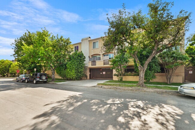 Building Photo - 5303 Satsuma Ave