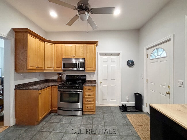 Building Photo - 2 Lee St