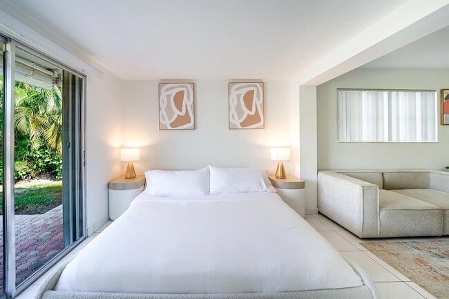 Building Photo - 2531 NE 47th St