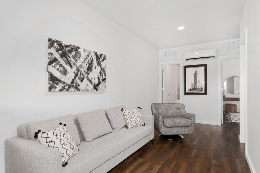 Building Photo - 500 SE Tourmaline Mews
