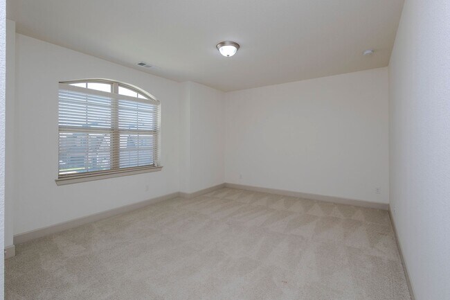 Building Photo - This house offers beautiful open floor plan with high ceilings and lots of natural light.