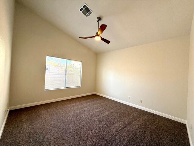 Building Photo - 3 Bedroom Home off of S Eastern and Sunrid...