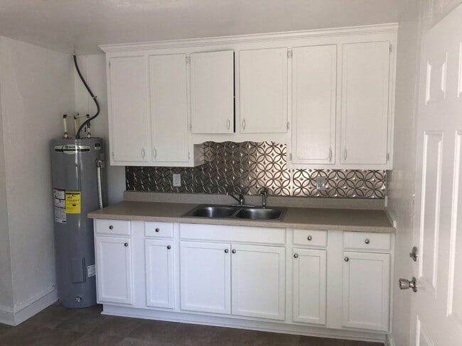 Building Photo - 10 Circle Dr