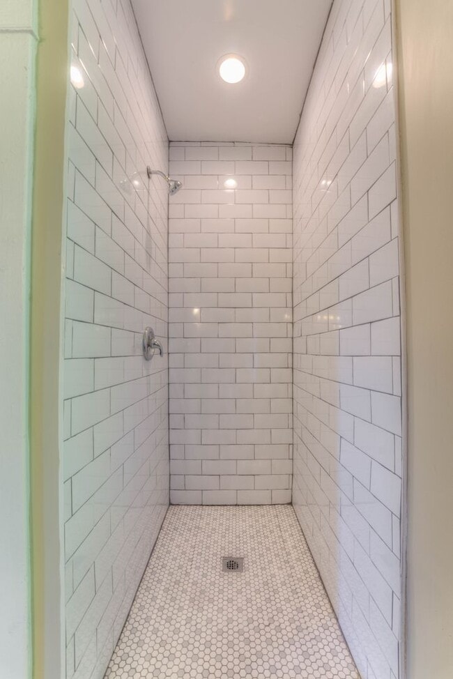 Building Photo - Crosstown home - rent reduced plus 1/2 off...