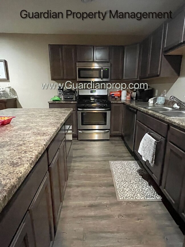 Building Photo - Lakeville 2 Bedroom Town Home, 2 Car Garag...