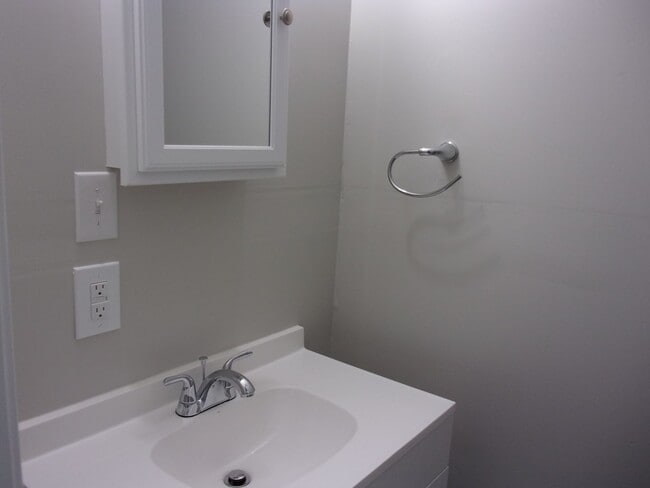 Building Photo - Renovated 2 Bedroom 1 1/2 Bath Townhome - ...