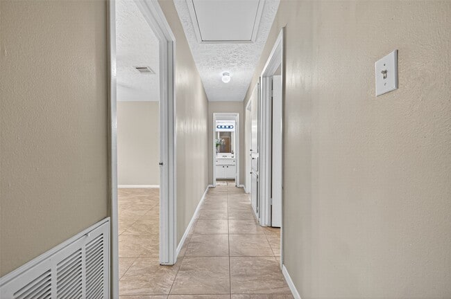 Building Photo - 23919 Farm Hill Dr