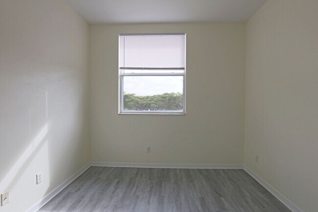 Building Photo - Bellasol 4117-121