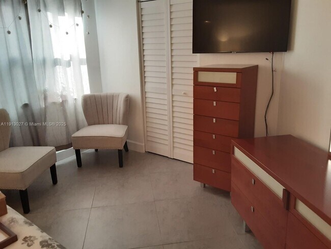 Building Photo - 9409 Fontainebleau Blvd