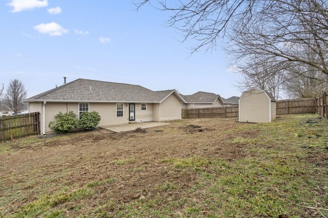 Building Photo - Undated 3 Bedroom, 2 Bathroom Home in Nixa!