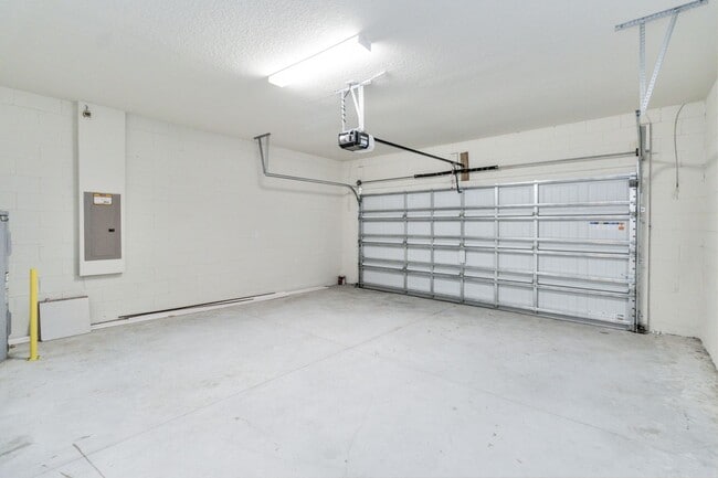 Building Photo - Beautiful 4/2 Energy Efficient Home in St....