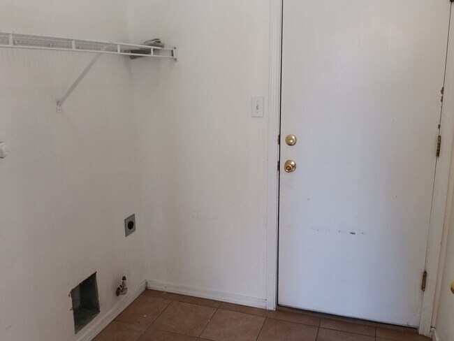 Building Photo - 3 Bedroom, 2 Bathroom Home! Available Soon!!